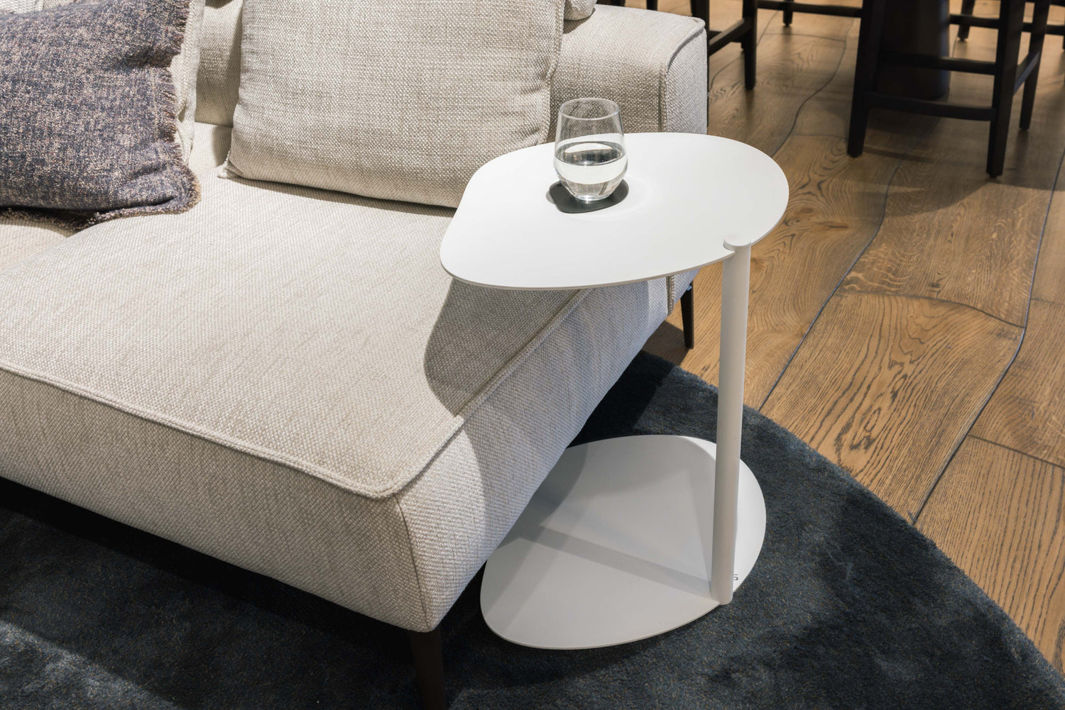 Organische design bijzettafel naast bank in luxe woonkamer